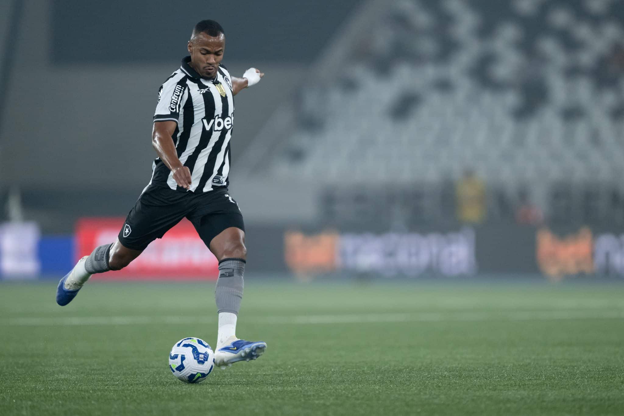 Marlon Freitas terminou o jogo contra o Palmeiras improvisado na zaga (Foto: Icon Sport)