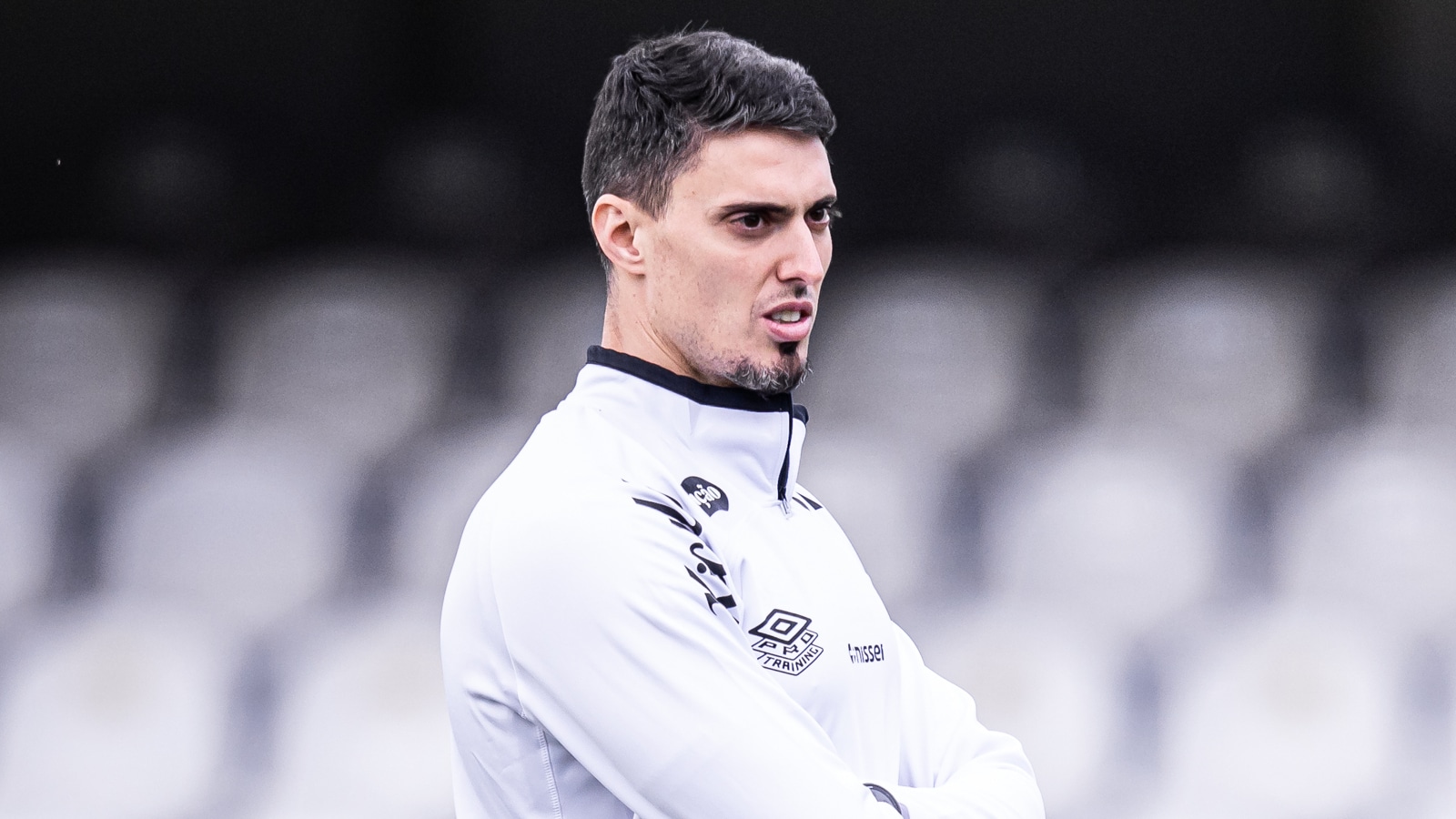 Matheus Bachi no treino do Santos na Vila