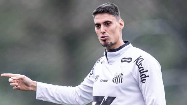 Em conversas com Sampaoli, Santos tem dia agitado na reapresenta&ccedil;&atilde;o do elenco