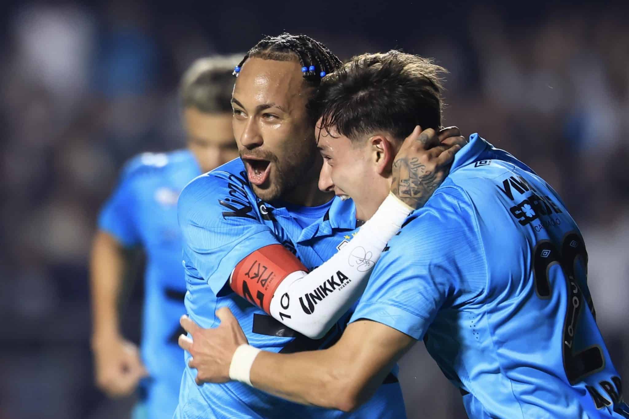 Barreal e Neymar comemoram gol contra o Juventude