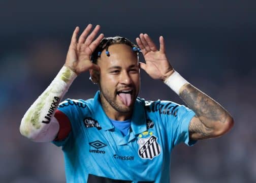 Neymar marca duas vezes e d&aacute; mais uma semana de sobrevida para Cleber Xavier no Santos