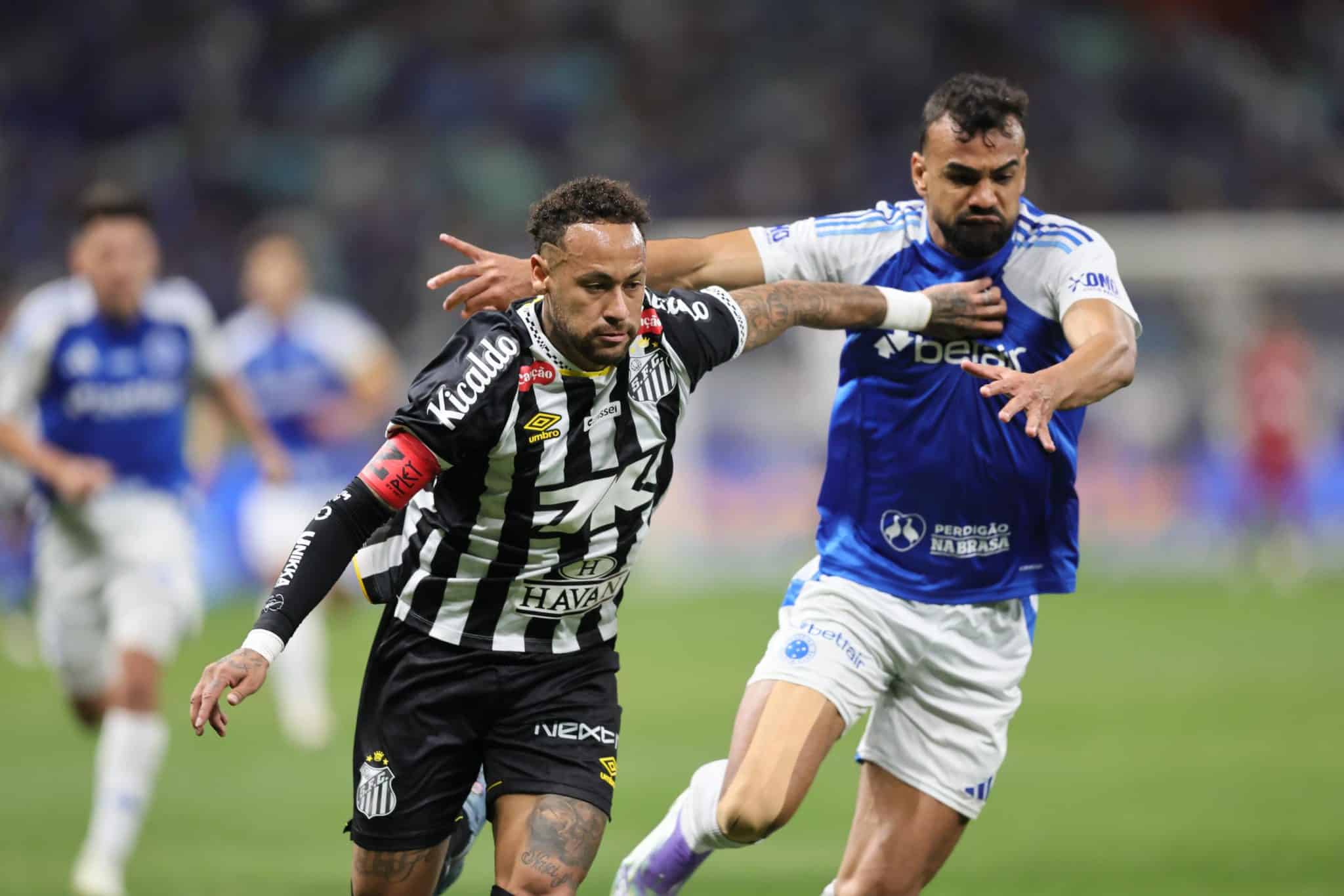 Neymar marcado de perto por Fabr&iacute;cio Bruno