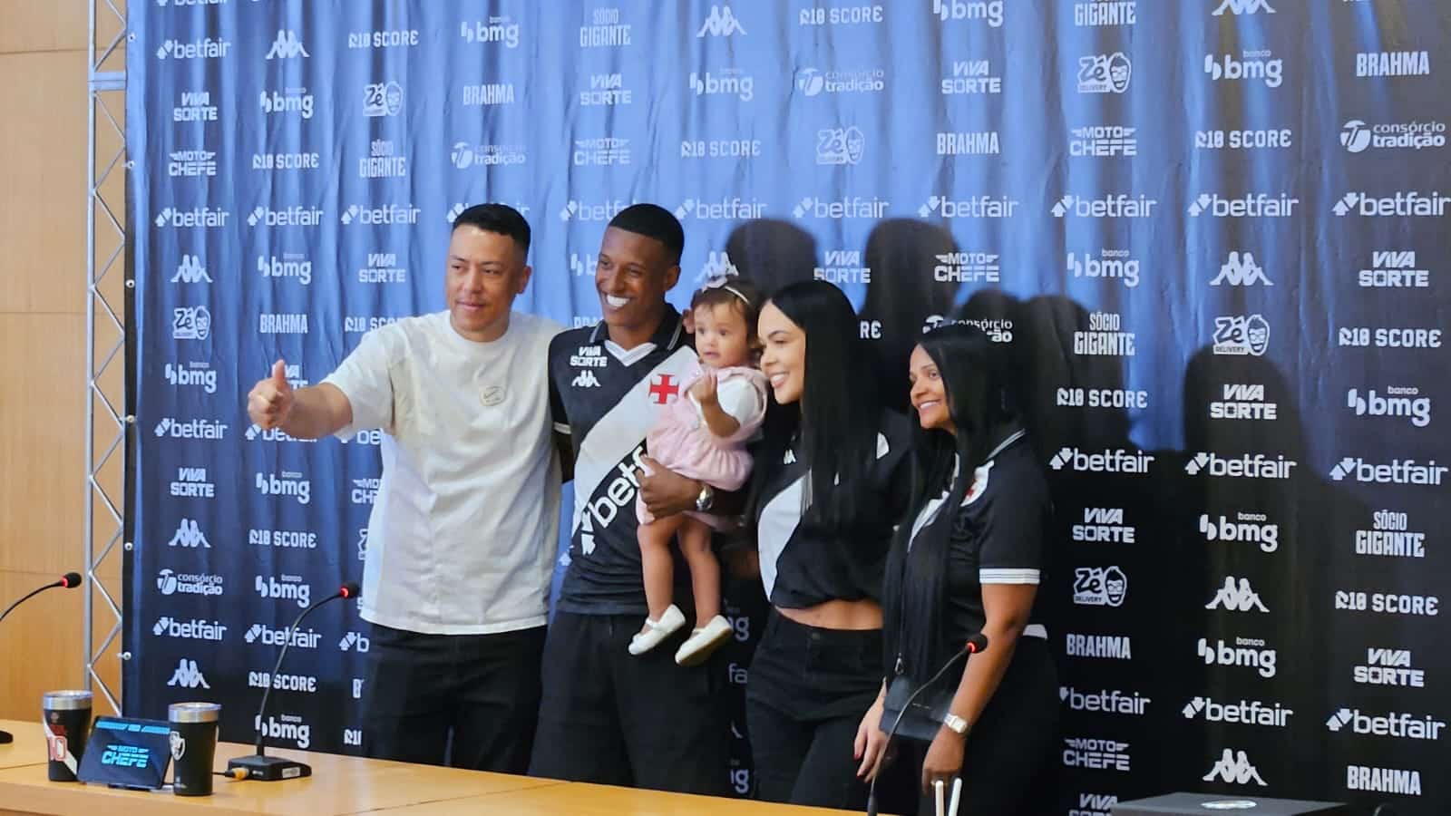 Robert Renan levou a fam&iacute;lia na sua apresenta&ccedil;&atilde;o no Vasco (Foto: Gabriel Rodrigues/Trivela)