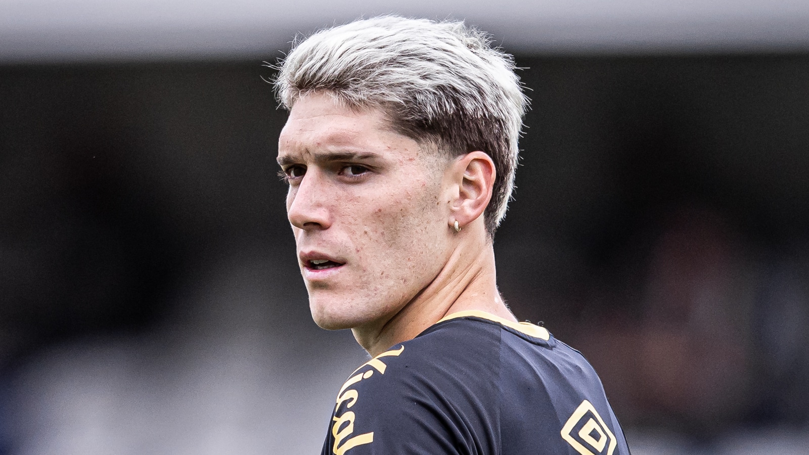 Por que Rollheiser ainda n&atilde;o emplacou com a camisa do Santos?