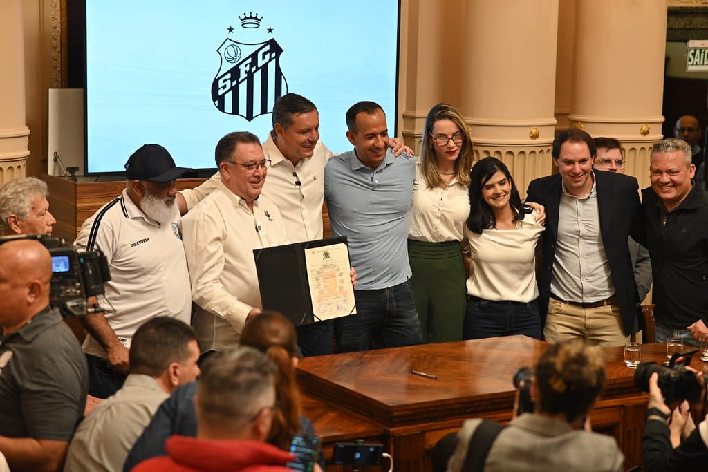 Representantes do Santos e da Prefeitura de Santos