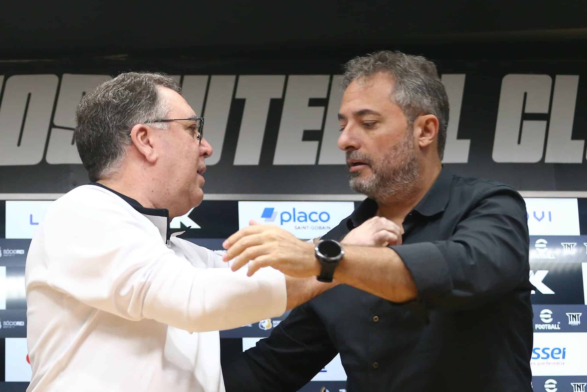 Marcelo Teixeira apresentando Alexandre Mattos no Santos