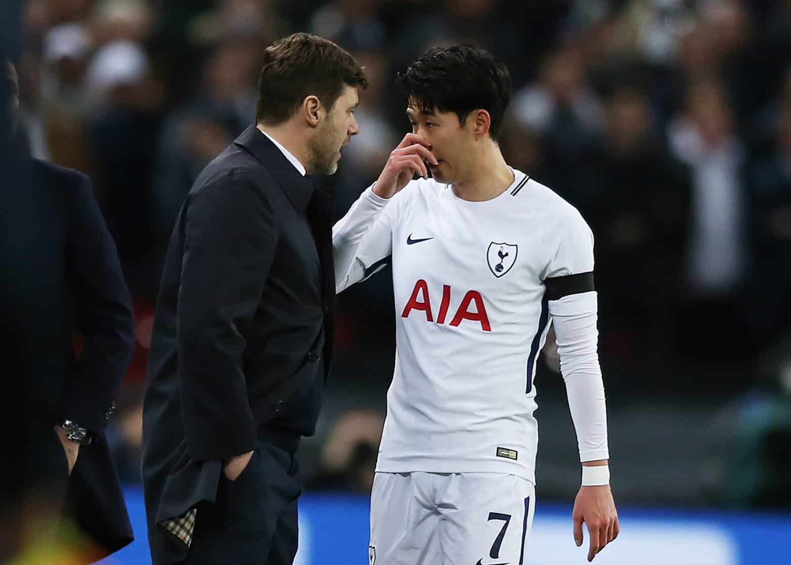 Mauricio Pochettino conversa com Son em jogo do Tottenham