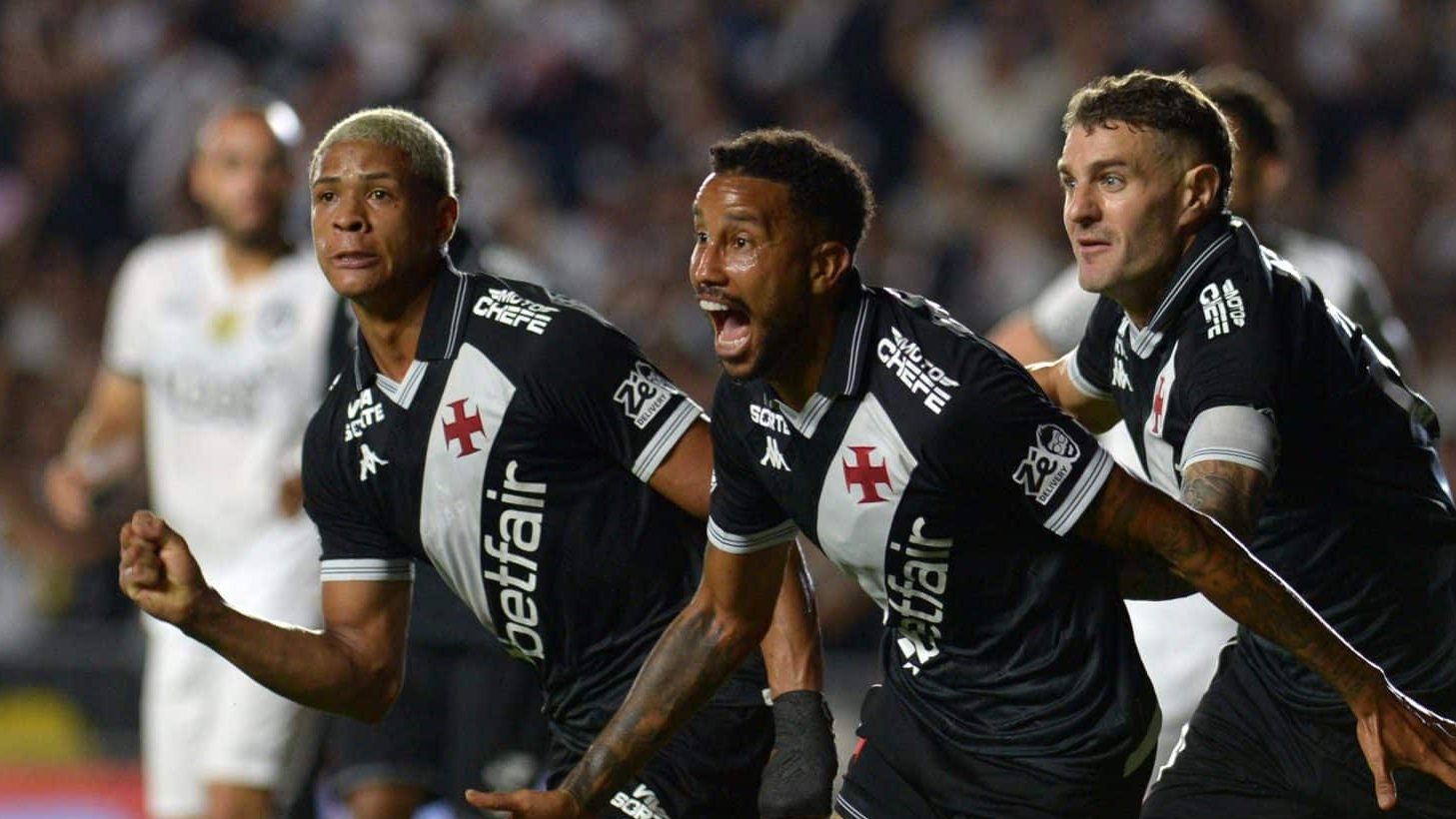 Volantes antes renegados conduzem o Vasco em empate com o Botafogo