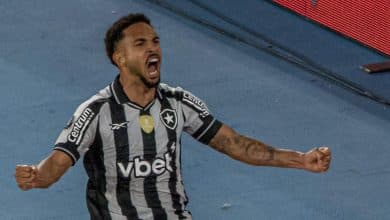 Vitinho vira &lsquo;anjo da guarda&rsquo; e garante vantagem do Botafogo contra a LDU