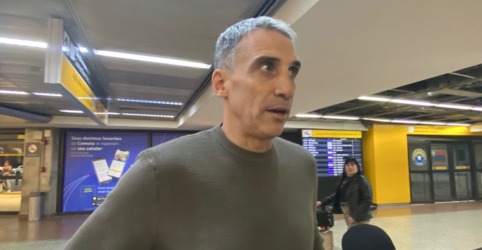 Vojvoda desembarca no Brasil e classifica o Santos como &lsquo;o maior desafio da carreira&rsquo;