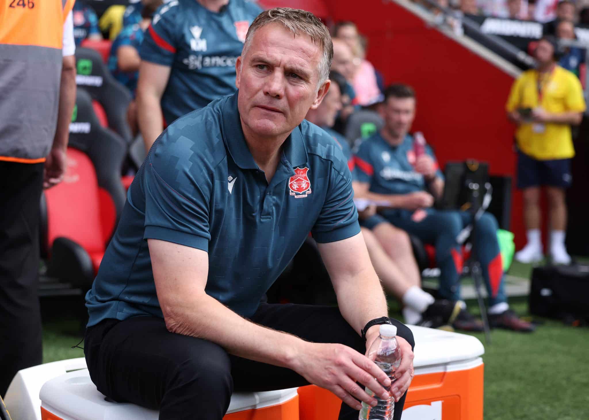 Phil Parkinson, t&eacute;cnico do Wrexham, durante jogo da Championship
