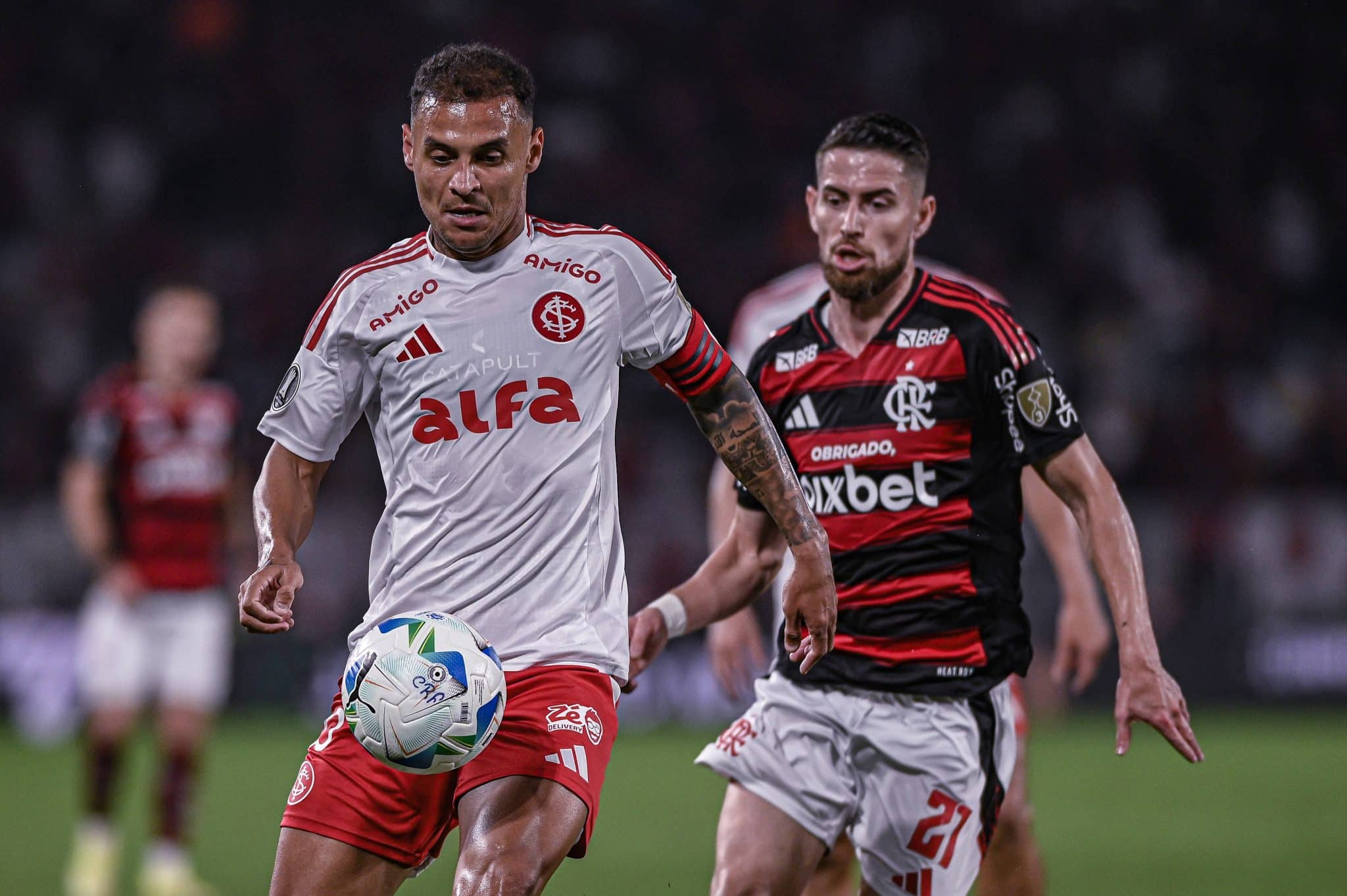 Alan Patrick e Jorginho em jogo entre Internacional e Flamengo