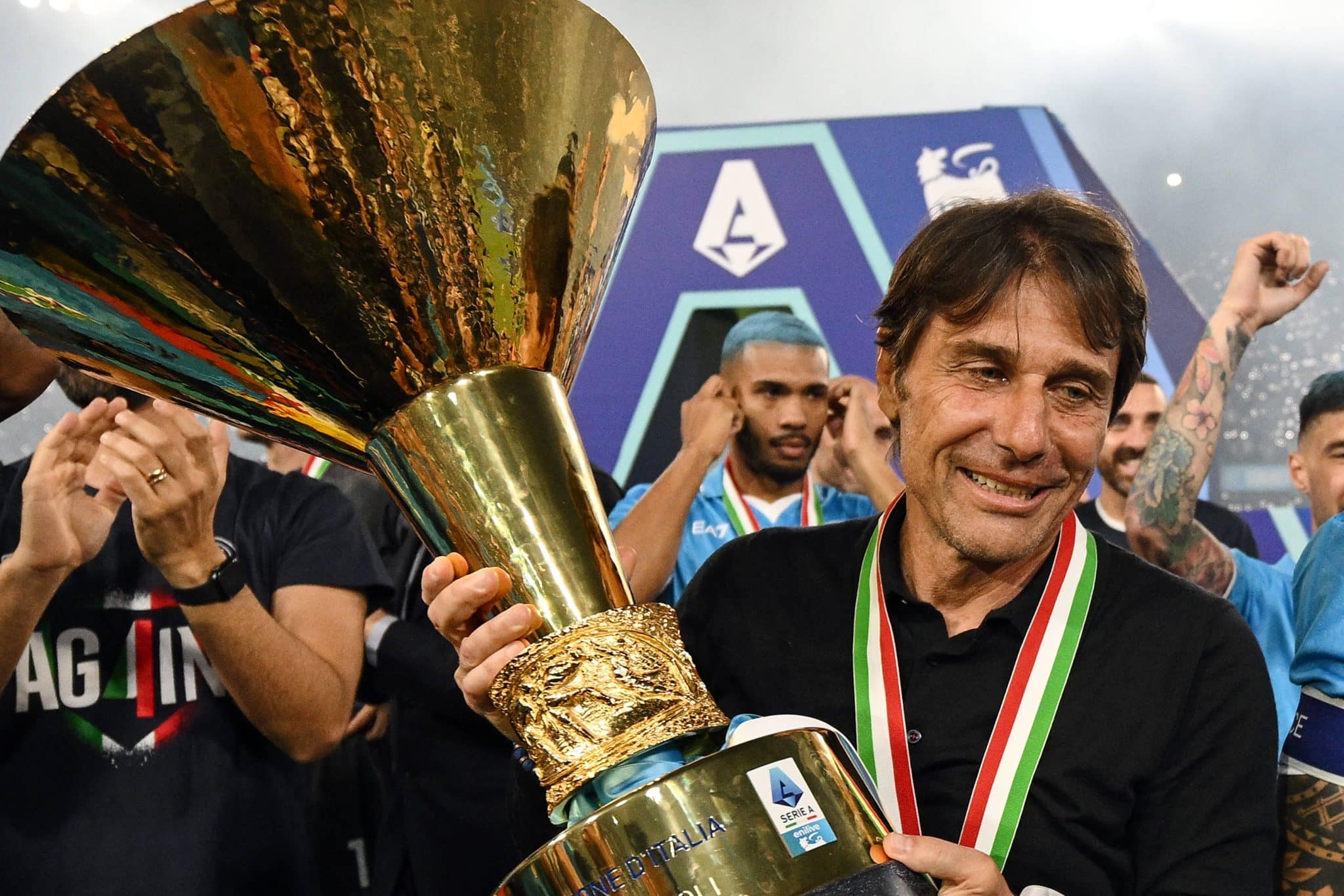 Antonio Conte com o Scudetto em m&atilde;os 