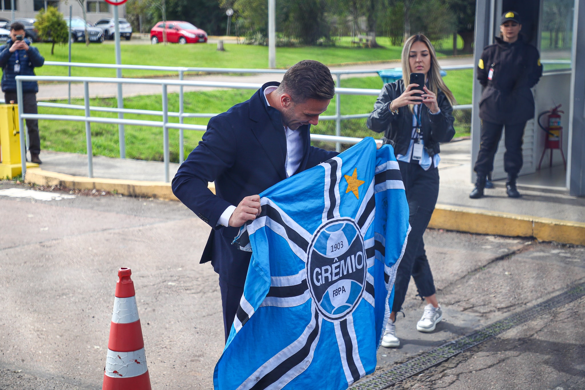 Arthur com a bandeira do Gr&ecirc;mio em chegada a Porto Alegre