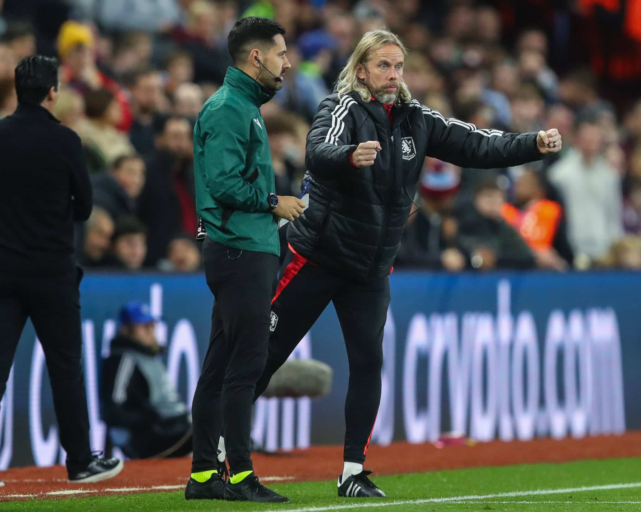 O t&eacute;cnico de bolas paradas Austin MacPhee em jogo do Aston Villa