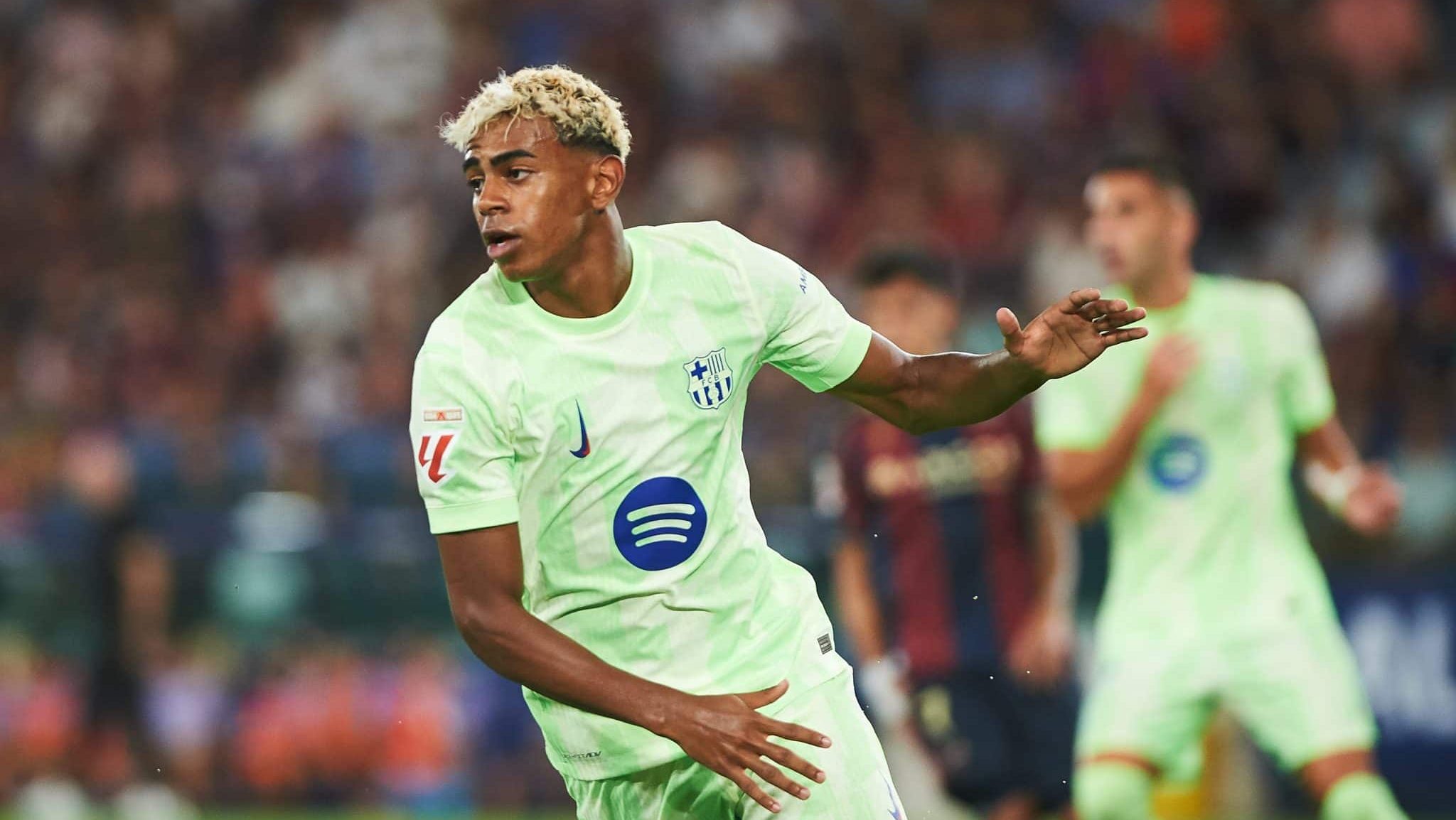 Lamine Yamal comemora ap&oacute;s o gol que deu a vit&oacute;ria ao Barcelona (Foto: Iconsport)