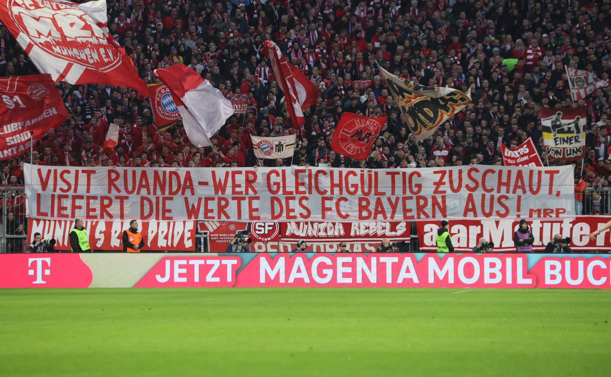 "Visite Ruanda &ndash; Quem assiste indiferente trai os valores do FC Bayern!", diz faixa da torcida dos B&aacute;varos em jogo da Bundesliga
