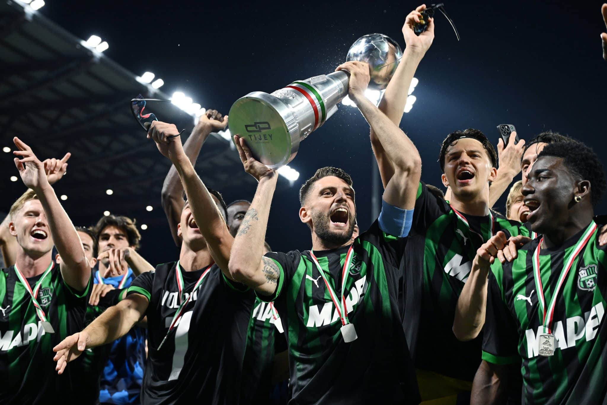Berardi ergue t&iacute;tulo da Serie B 2024/25 como capit&atilde;o do Sassuolo (Foto: Imago)