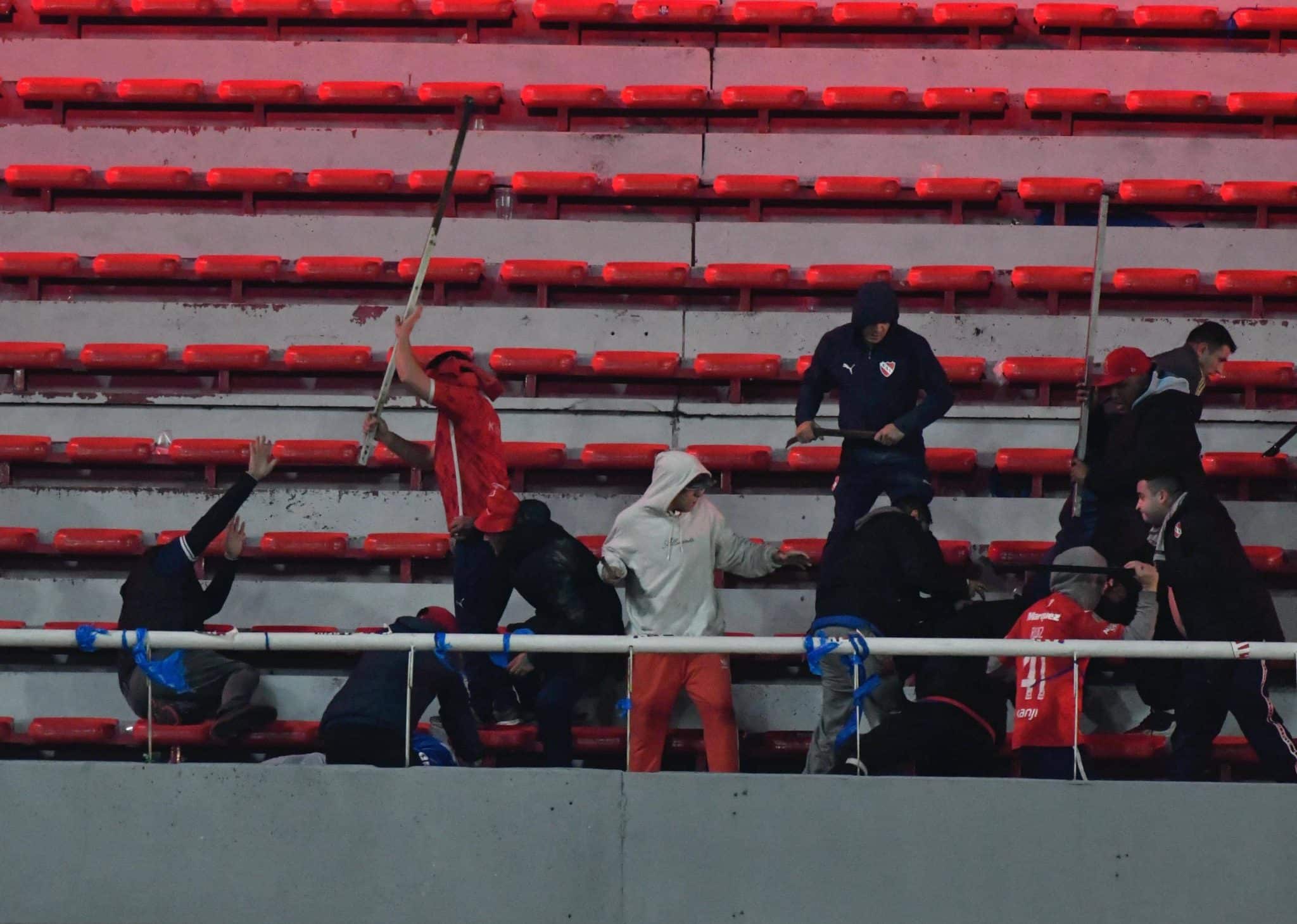 Chilenos e argentinos protagonizaram cenas lament&aacute;veis (Foto: Imago)