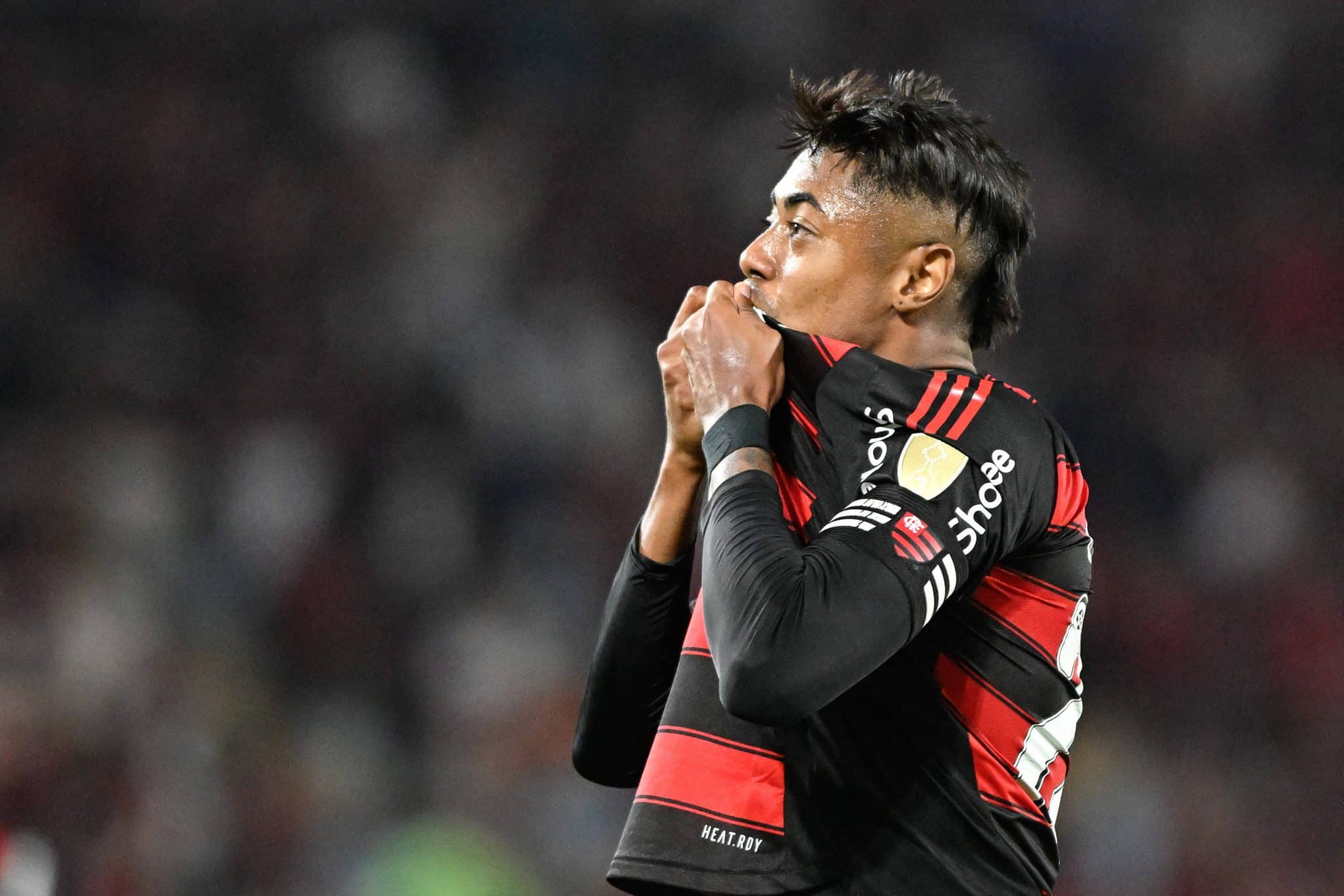 Bruno Henrique beija camisa do Flamengo 