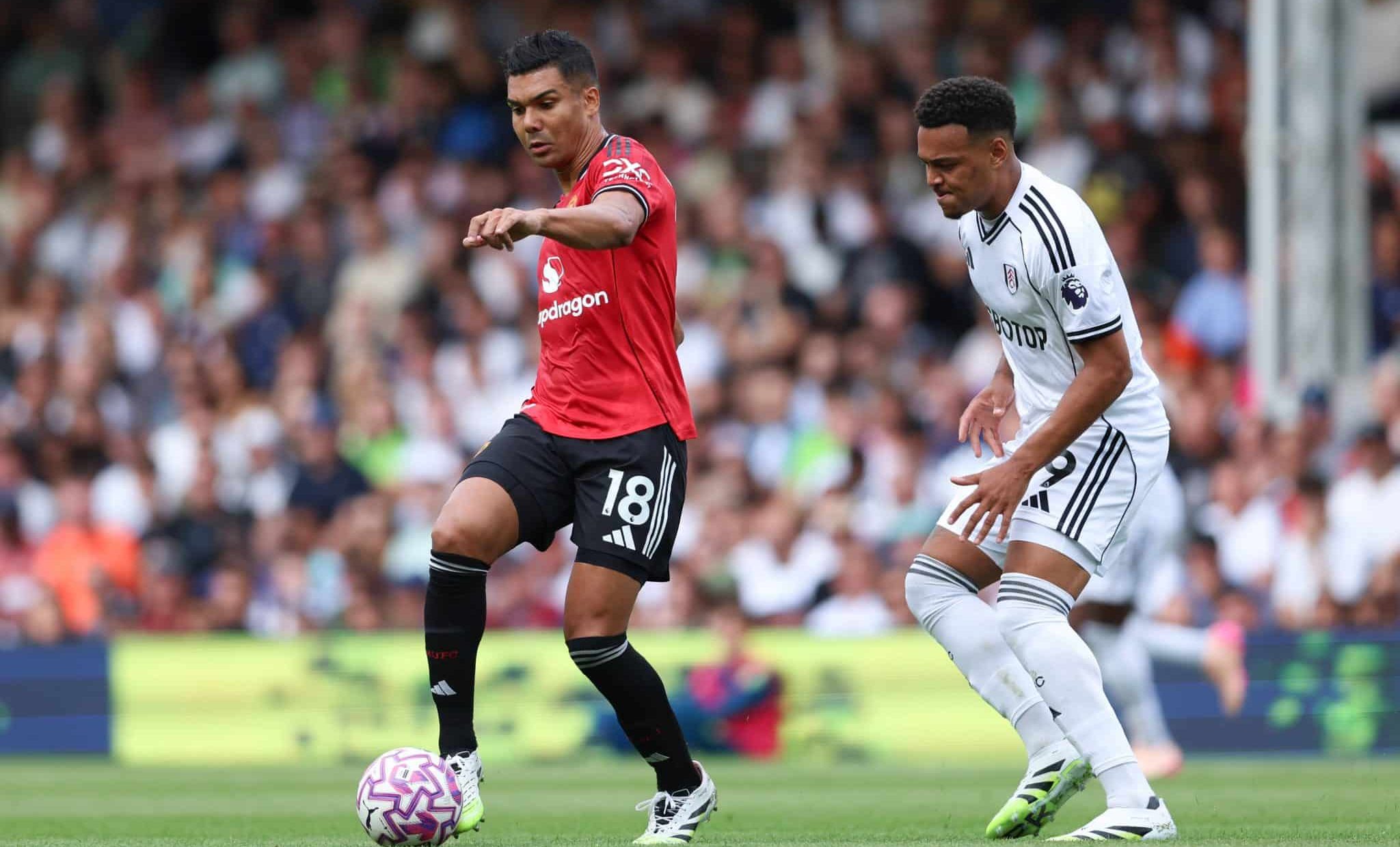 Casemiro e Rodrigo Muniz em Fulham x Manchester United