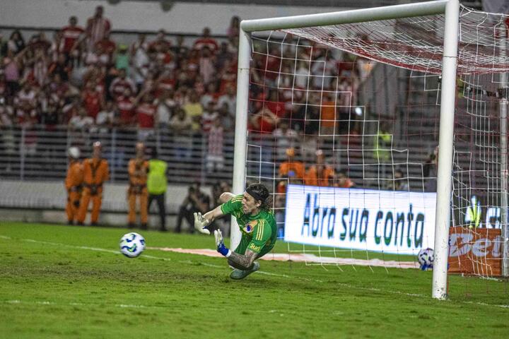 C&aacute;ssio pega p&ecirc;nalti e &eacute; her&oacute;i em classifica&ccedil;&atilde;o do Cruzeiro