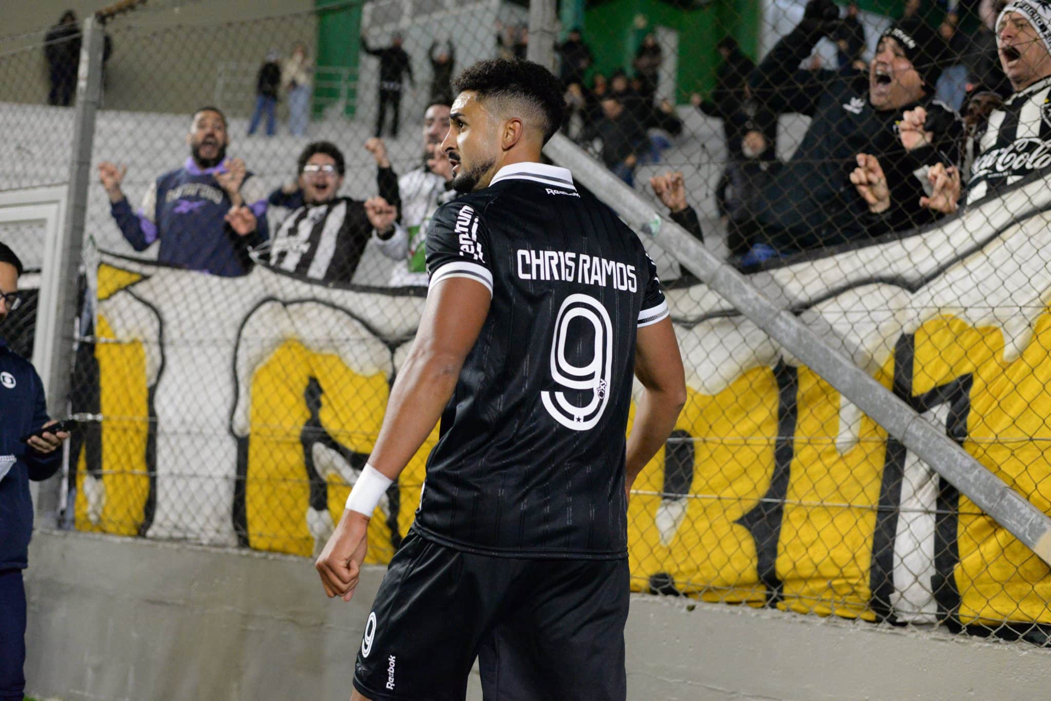 Novo camisa 9 do Botafogo, Chris Ramos celebra com torcedores alvinegros
