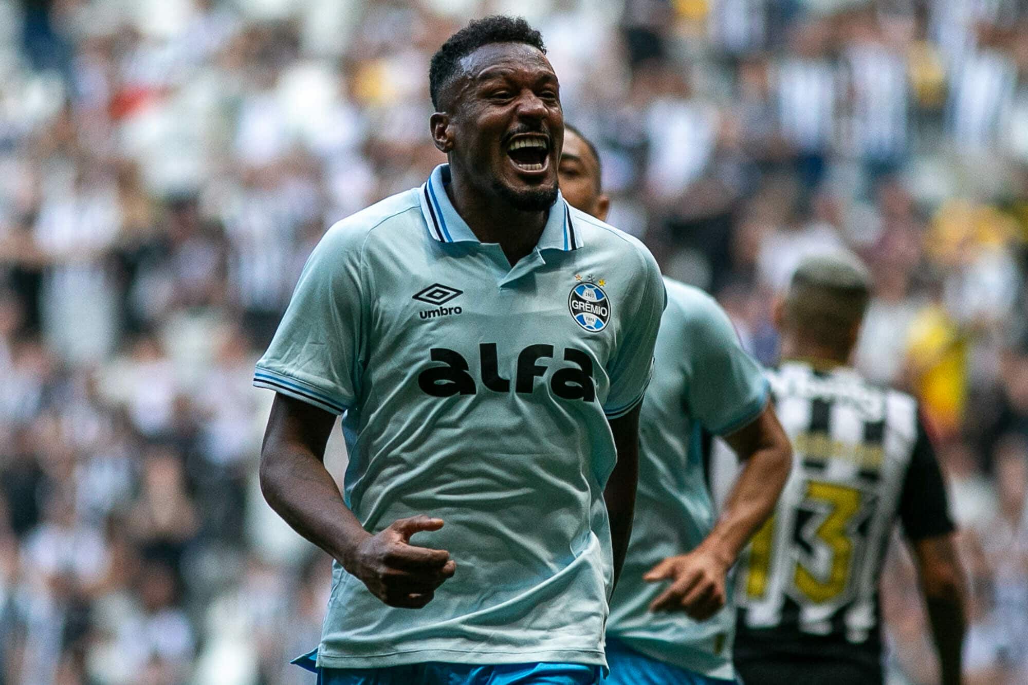 Vit&oacute;ria e acerto com Arthur: Gr&ecirc;mio vive dia perfeito e d&aacute; sobrevida a Mano Menezes