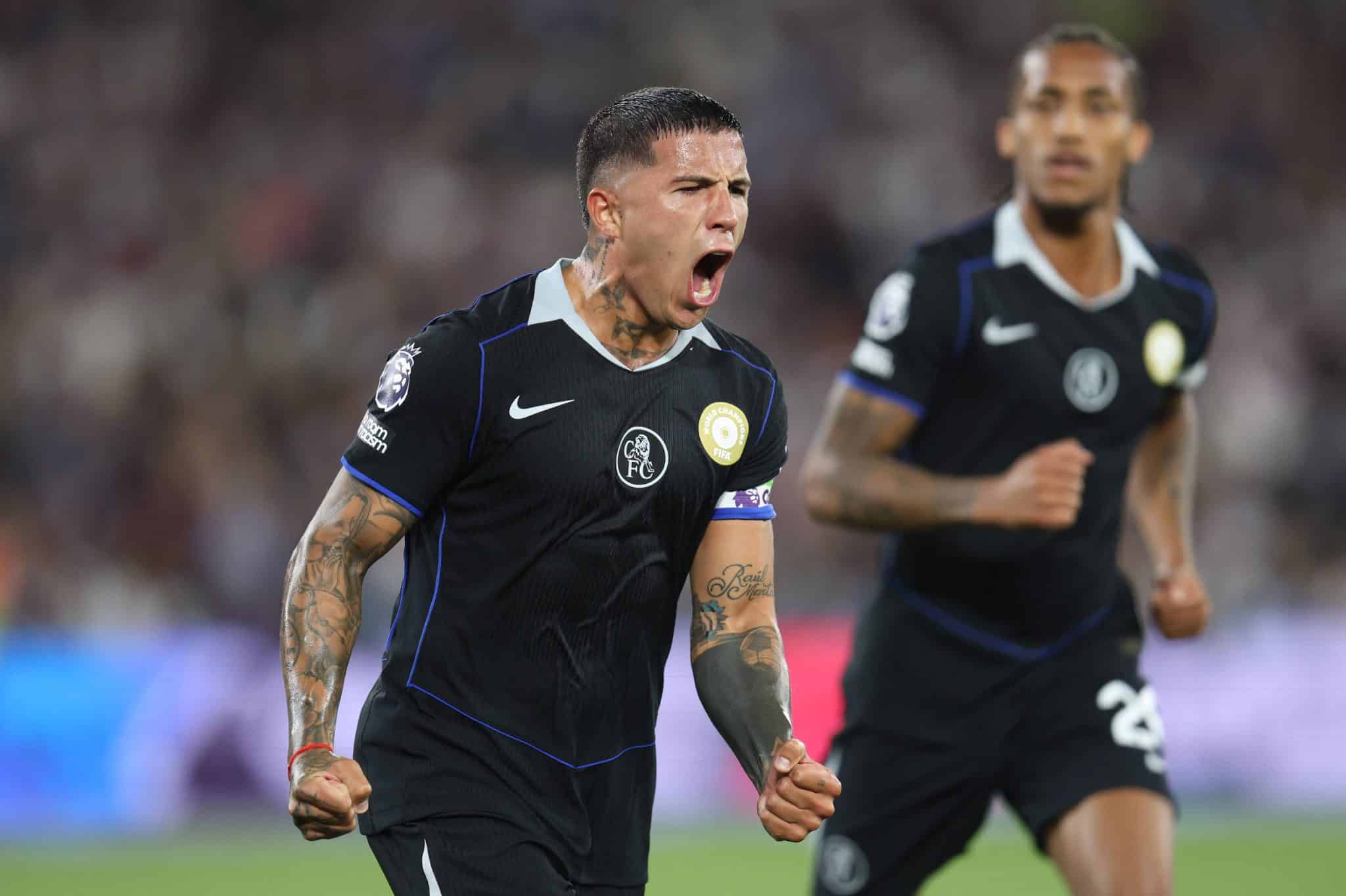 Enzo Fern&aacute;ndez celebra gol marcado pelo Chelsea