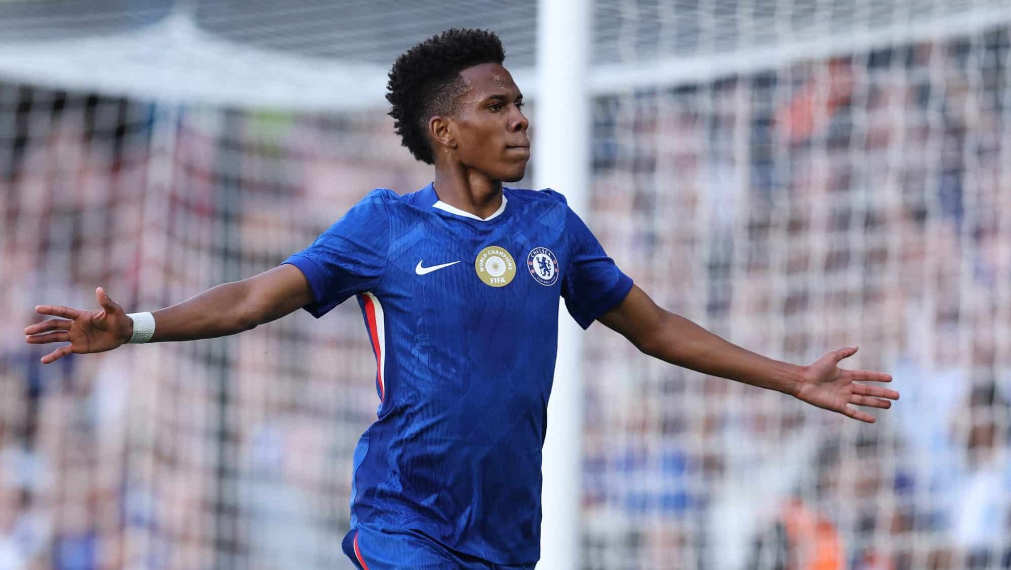 Est&ecirc;v&atilde;o celebra primeiro gol pelo Chelsea