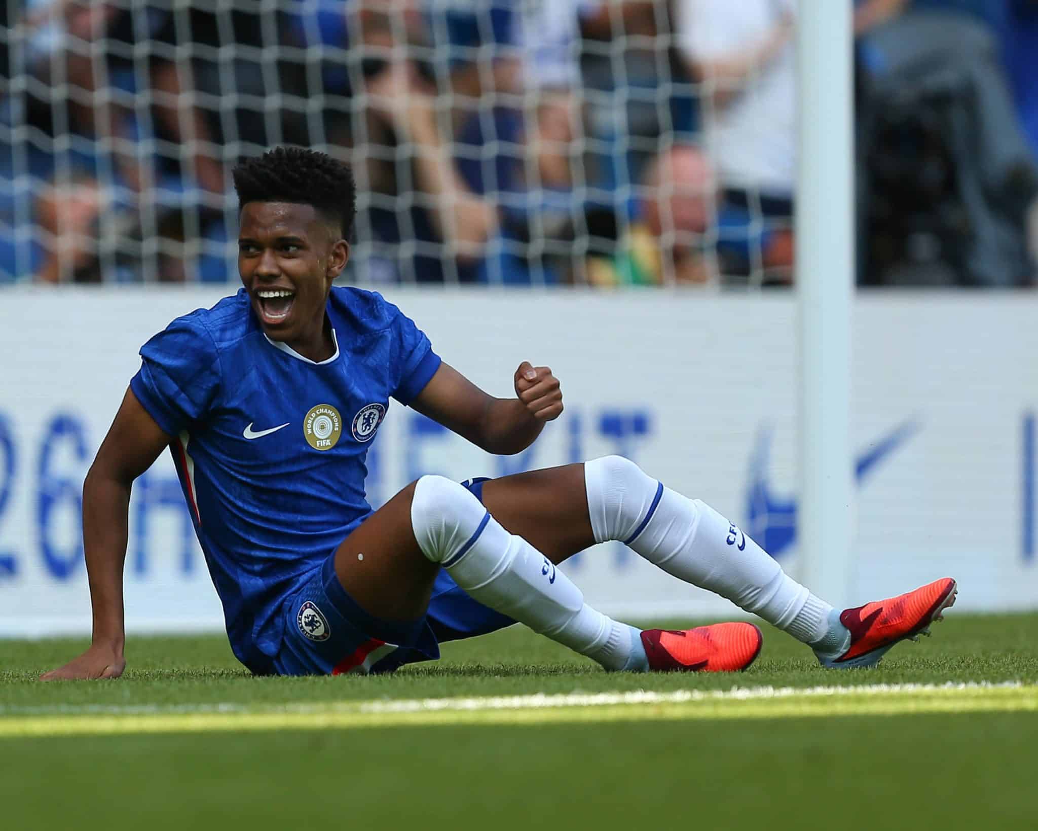 Est&ecirc;v&atilde;o sofre p&ecirc;nalti em Chelsea x Milan (Foto: Imago)