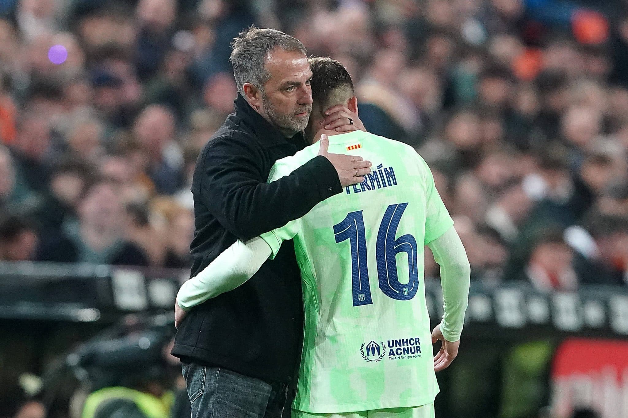 Hansi Flick abra&ccedil;a Ferm&iacute;n L&oacute;pez (Foto: Imago)