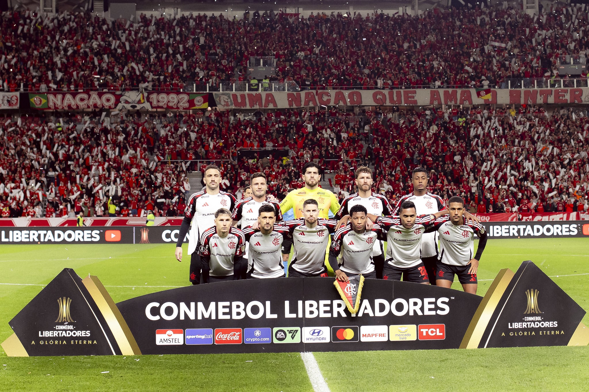 Time do Flamengo perfilado no Beira-Rio