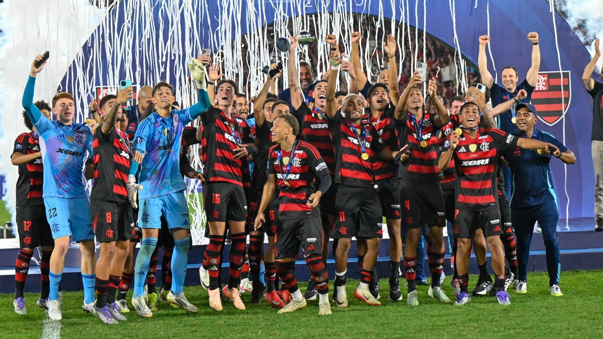 Goleiro milion&aacute;rio vira her&oacute;i, Flamengo bate Barcelona e &eacute; bicampe&atilde;o do mundo no sub-20