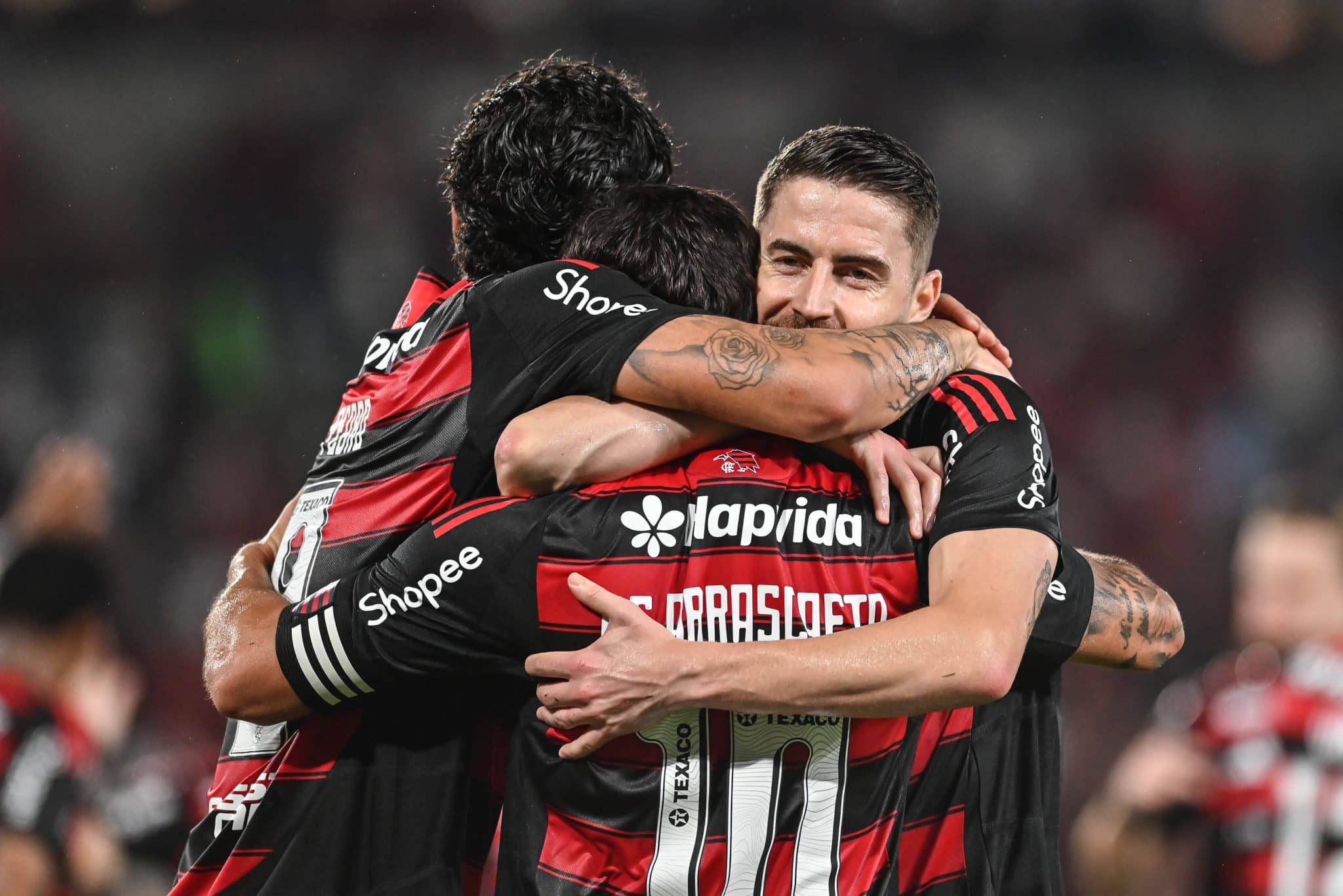 Jogadores do Flamengo celebram gol durante jogo contra o Vit&oacute;ria