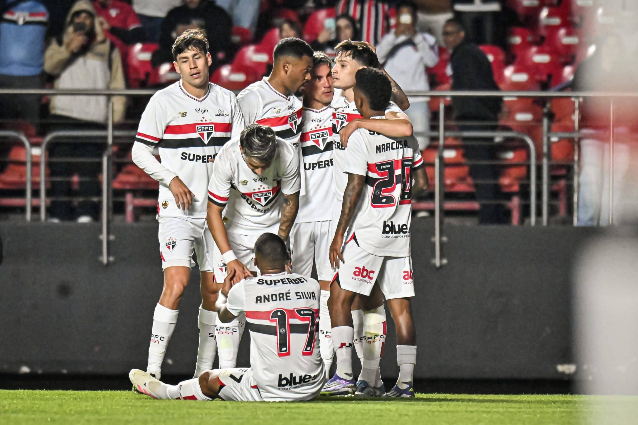 Jogadores do S&atilde;o Paulo vibram com gol de Bobadilla