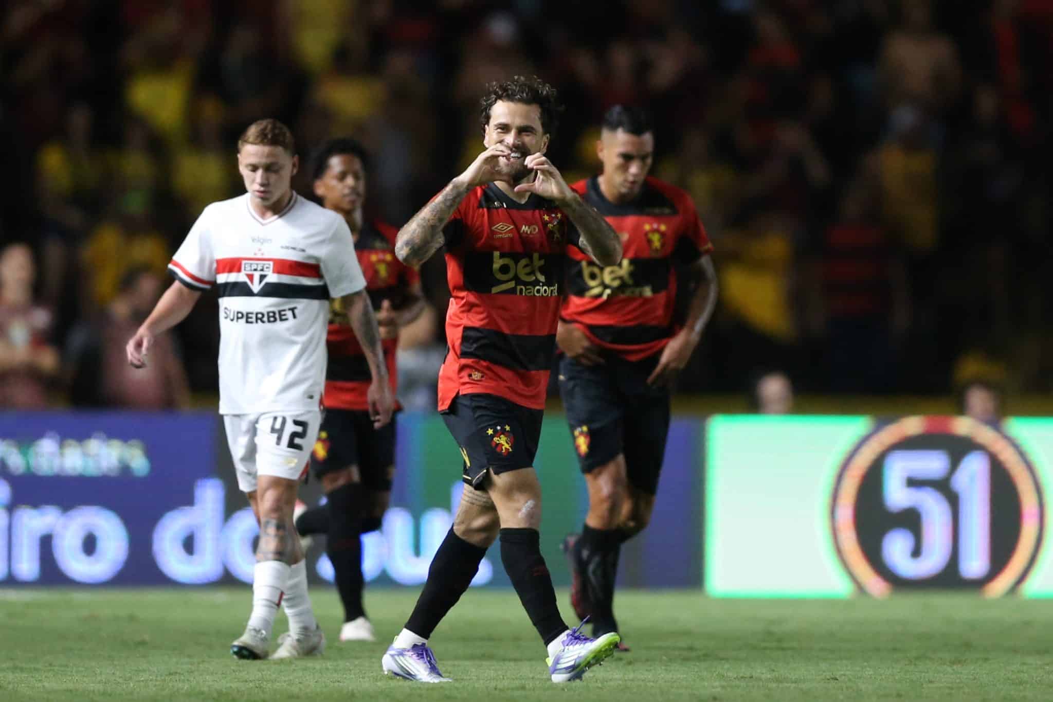 Lucas Lima aproveita falha de Young para abrir o placar