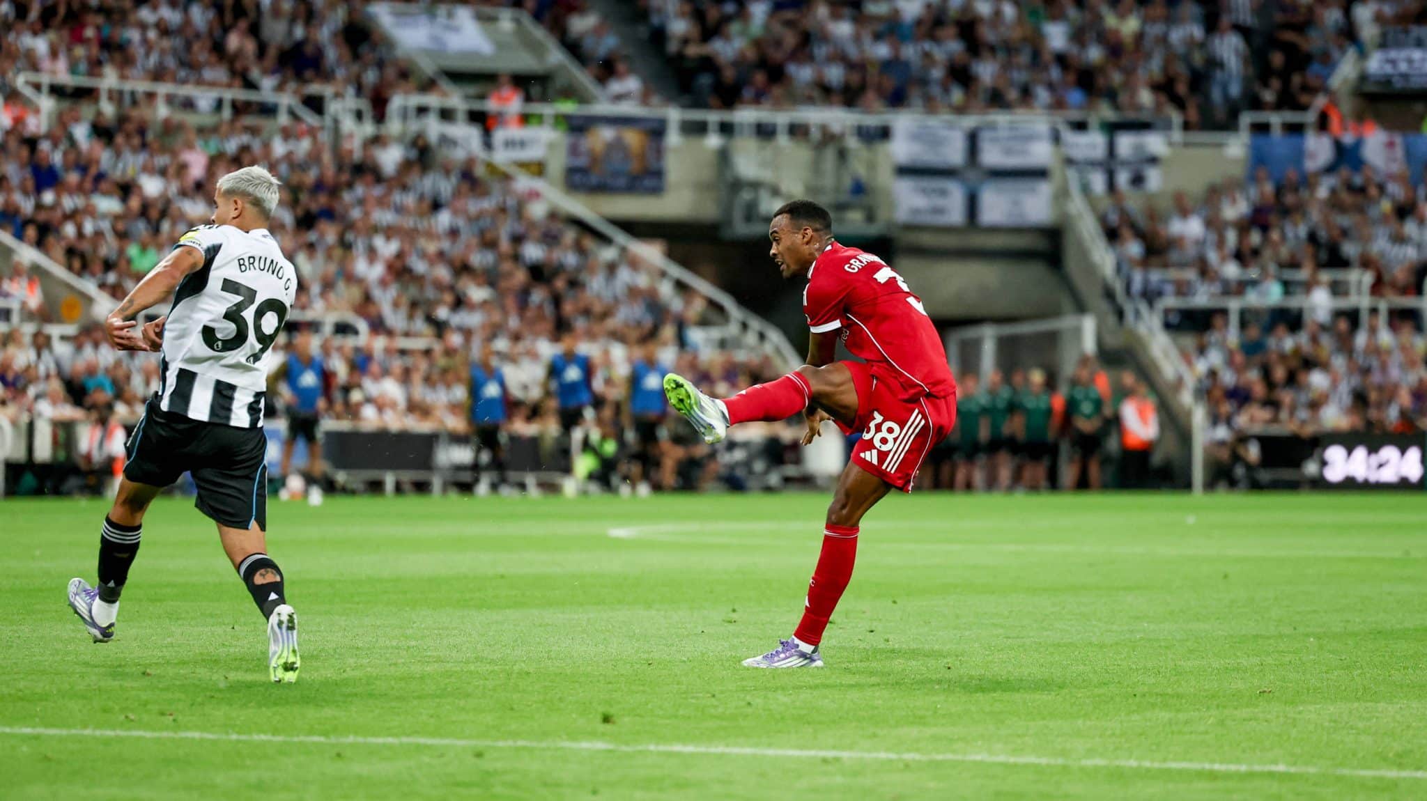 Gravenberch em partida entre Newcastle e Liverpool