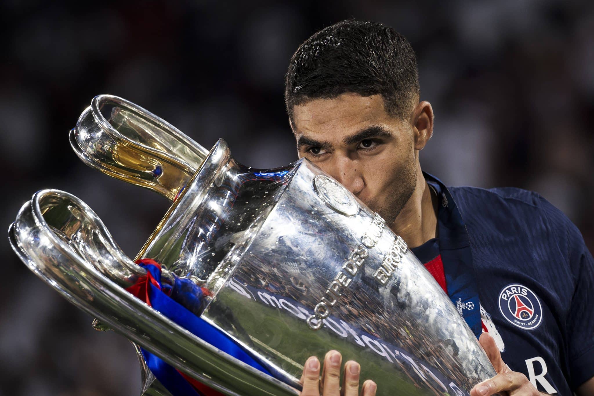 Hakimi beija troféu da Champions League