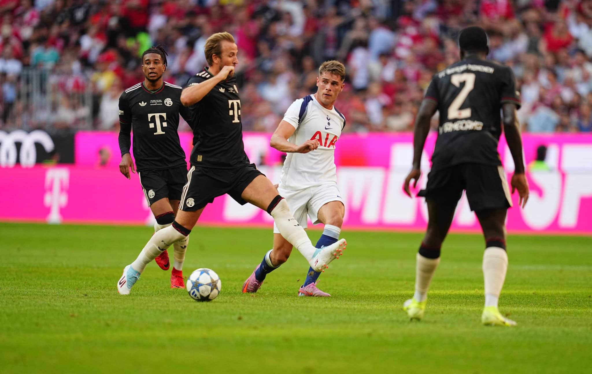 Goleada do Bayern sobre o Tottenham fica marcada por reencontros e Olise &lsquo;impar&aacute;vel&rsquo;