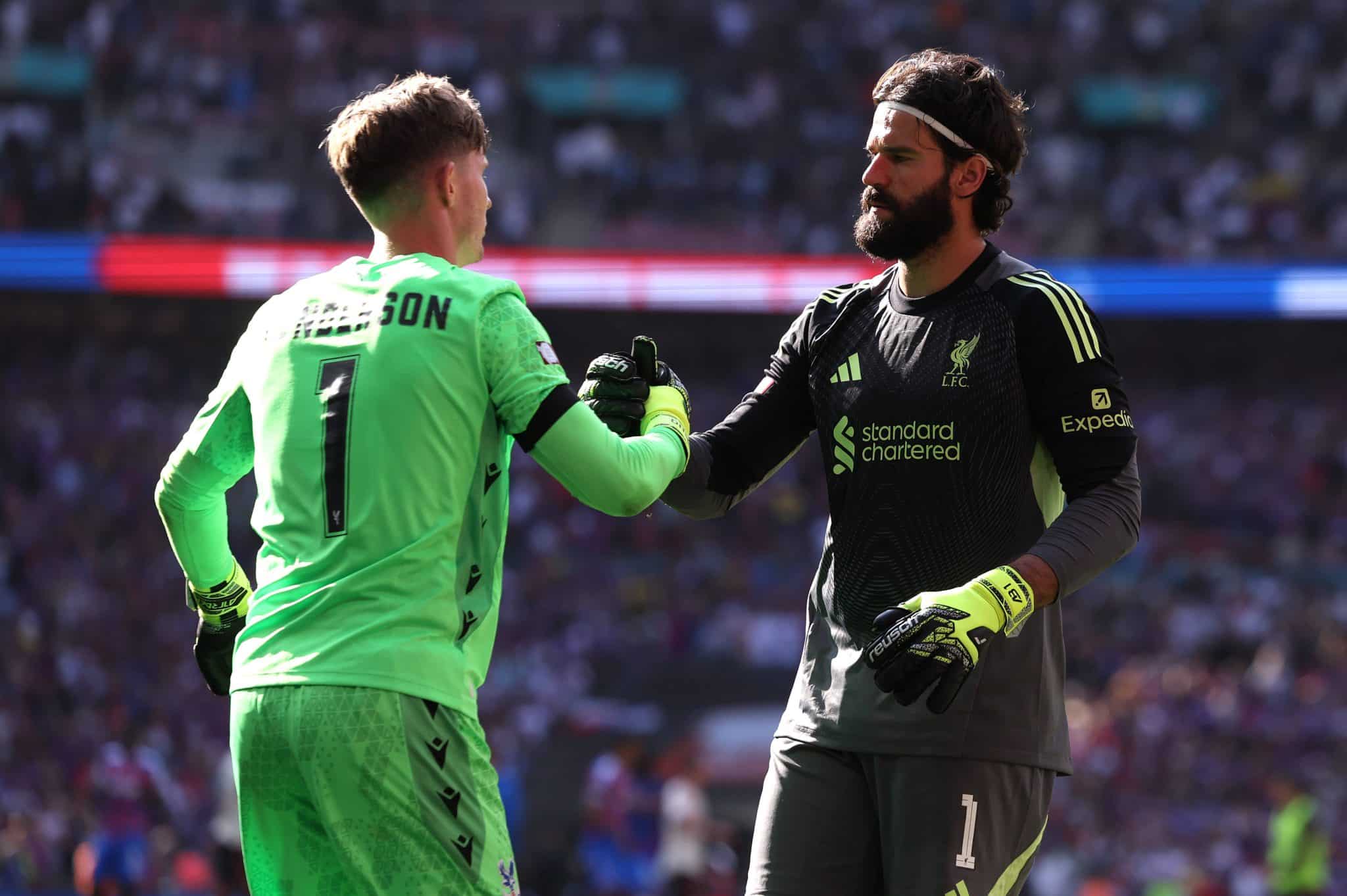 Henderson e Alisson se cumprimentam 