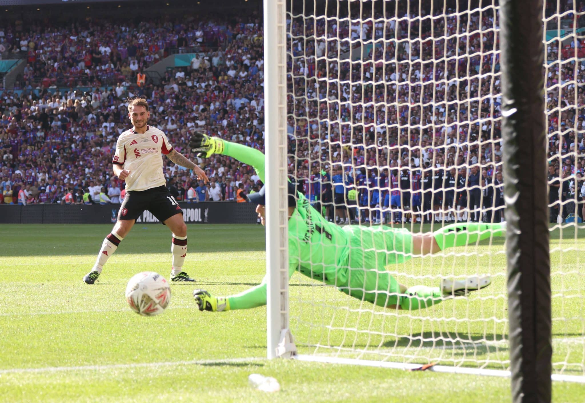 Henderson defende p&ecirc;nalti de Mac Allister 