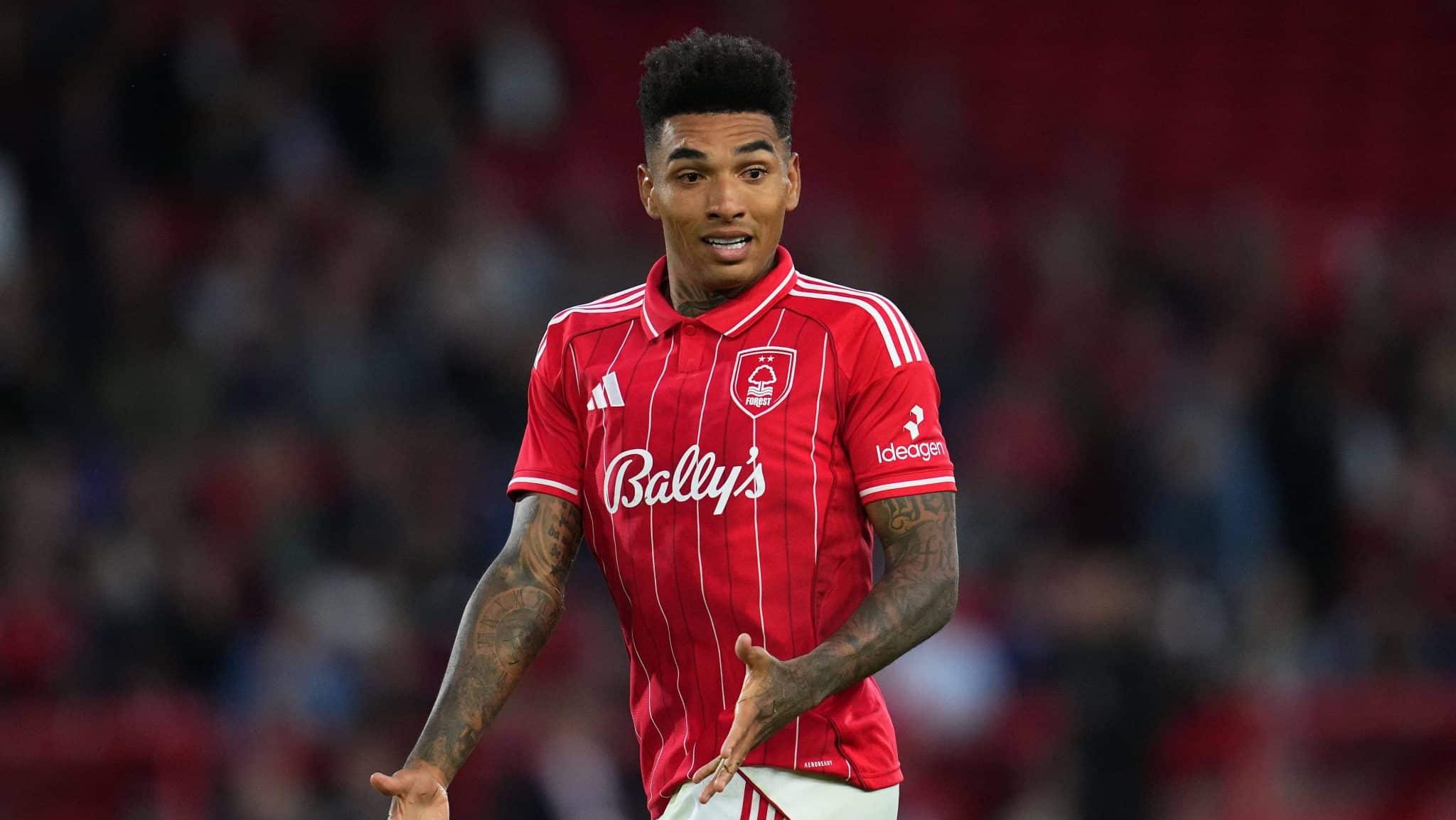 &lsquo;Muito preocupado&rsquo;: T&eacute;cnico faz alerta ao mercado do Forest ap&oacute;s contrata&ccedil;&otilde;es de brasileiros