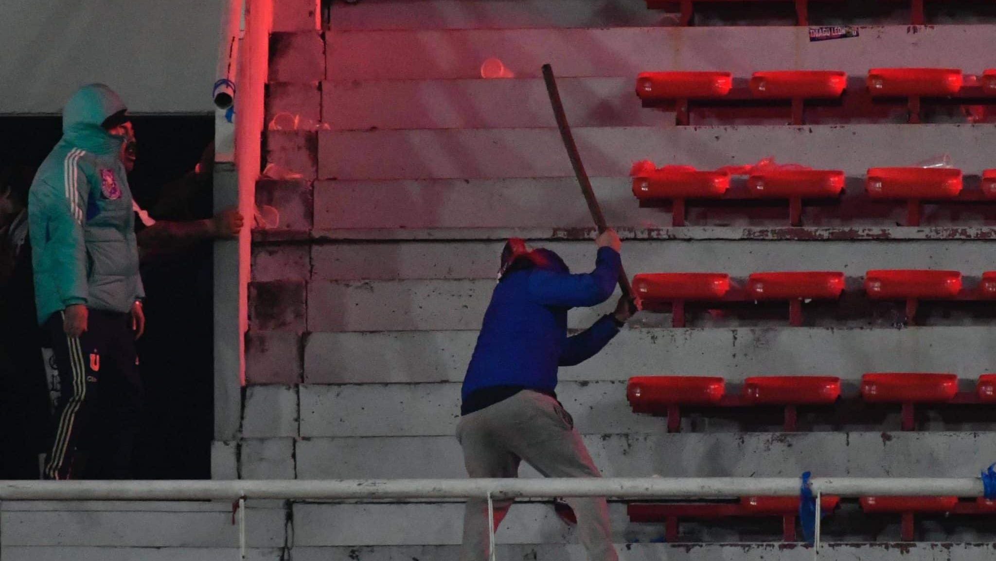 Quebra de protocolo e pol&iacute;cia fora do est&aacute;dio: Como Conmebol pode punir clubes na Sul-Americana?