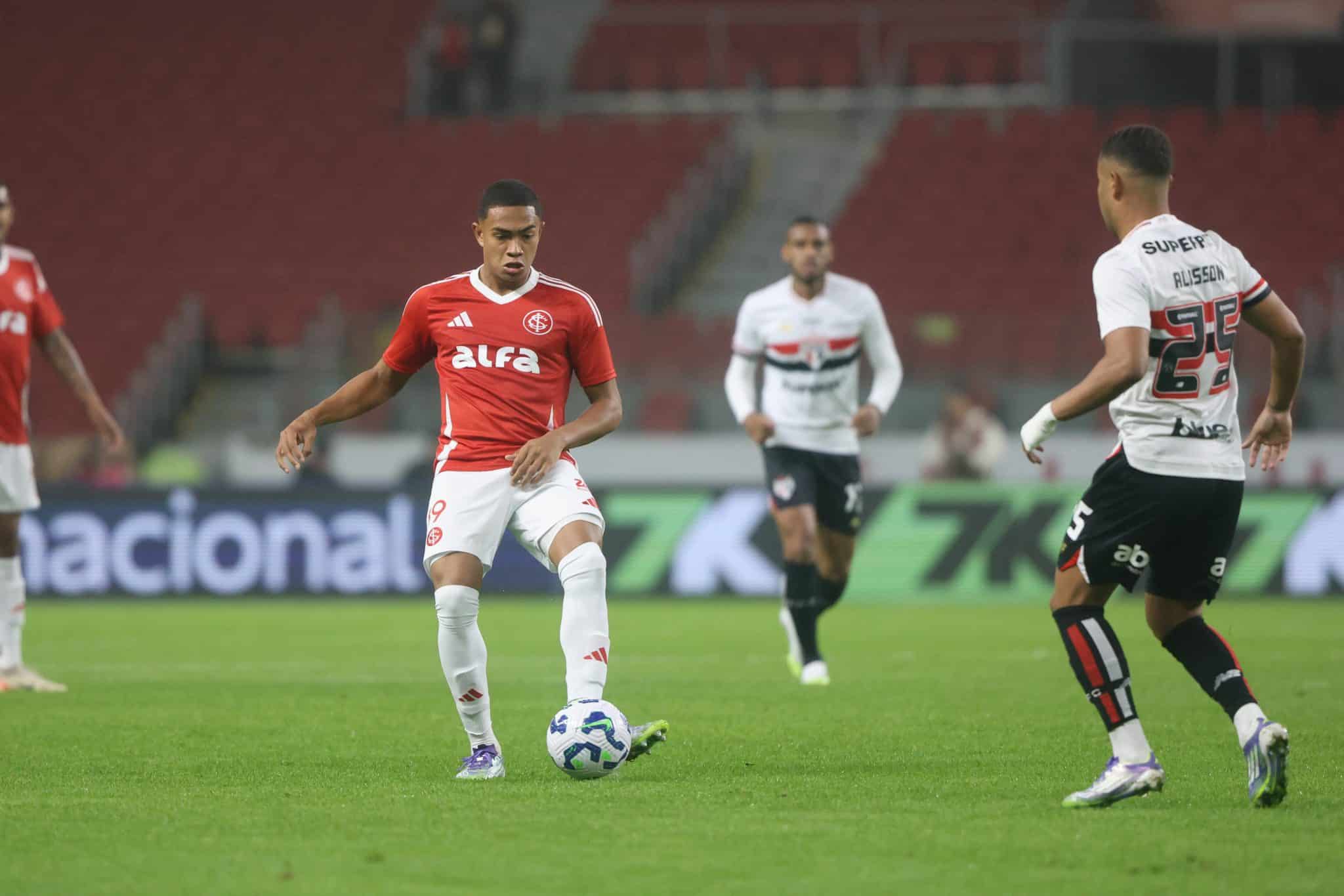 Luis Ot&aacute;vio &eacute; marcado por Alisson em jogo entre Inter e S&atilde;o Paulo