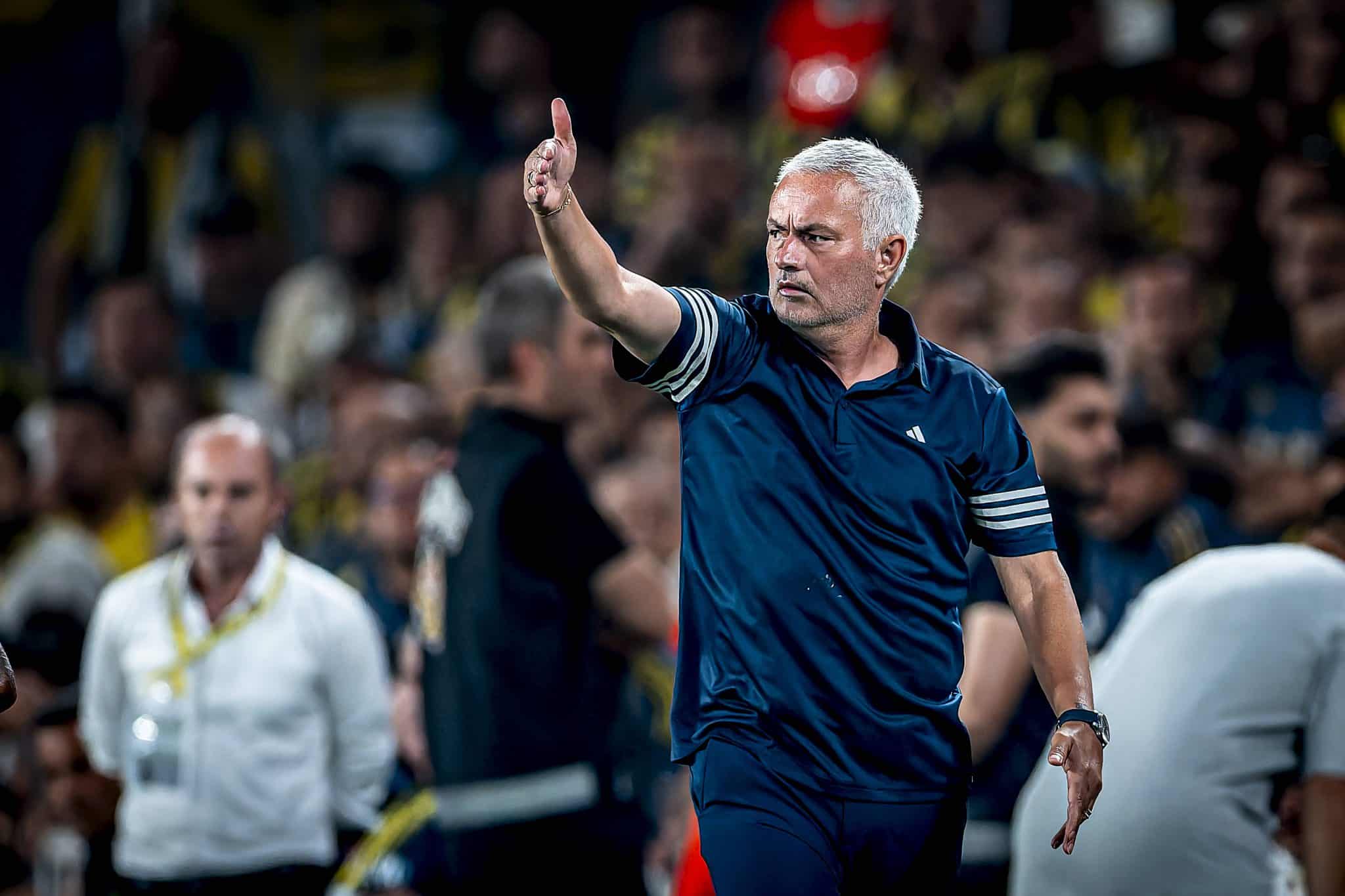 Jos&eacute; Mourinho no comando do Fenerbah&ccedil;e (Foto: IMAGO / DeFodi Images)