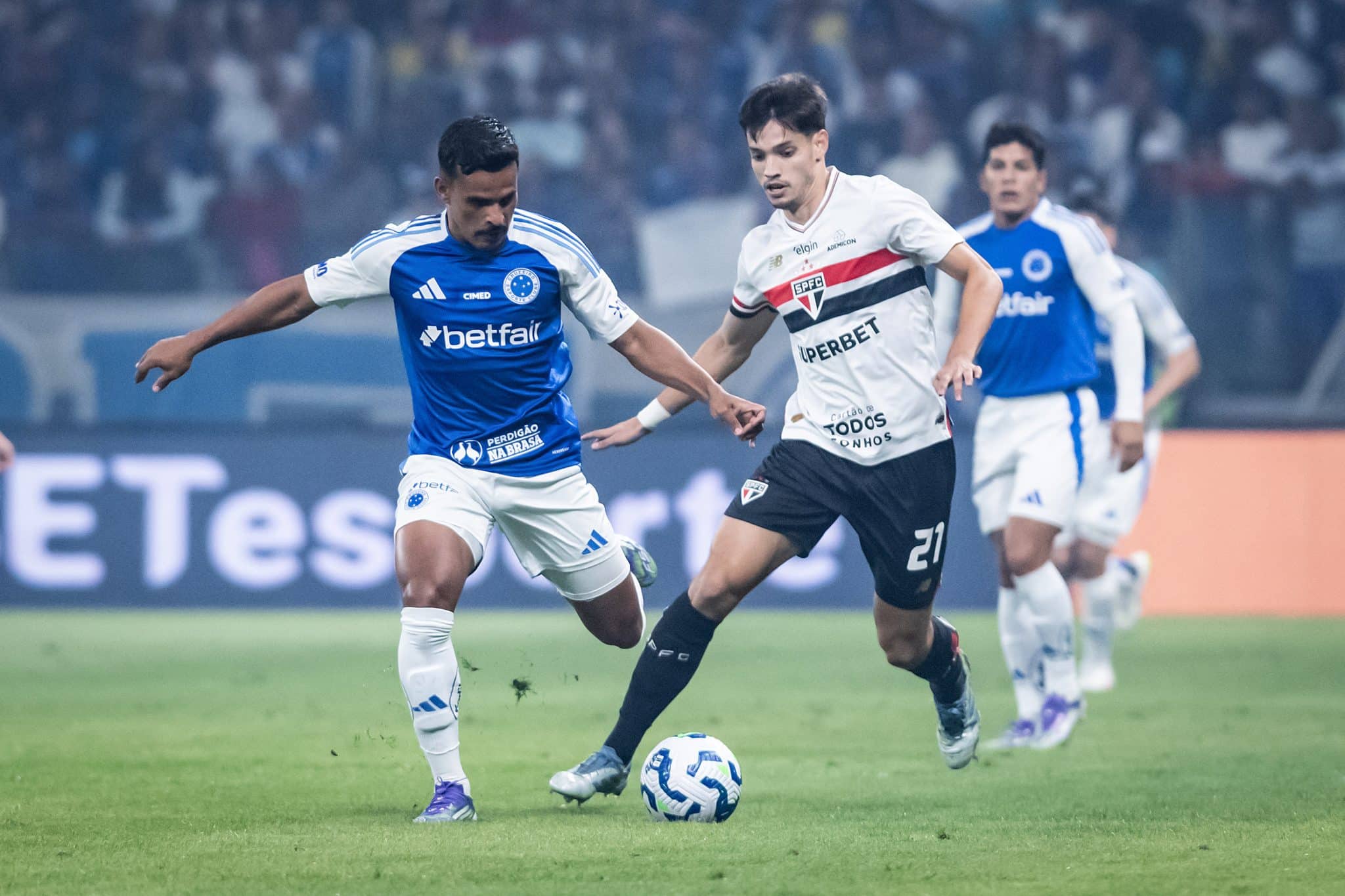 Kaiki, do Cruzeiro, e Bobadilla, do S&atilde;o Paulo, em jogo do Brasileir&atilde;o