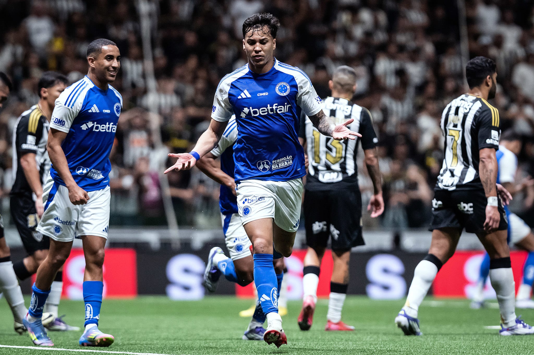Kaio Jorge comemora gol sobre Atl&eacute;tico-MG (Foto: Gustavo Aleixo/Cruzeiro)