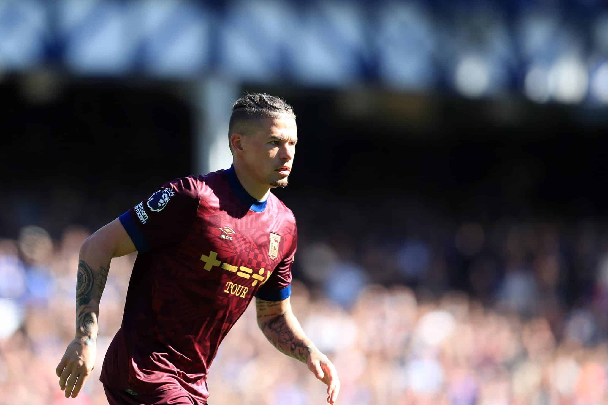 Kalvin Phillips em a&ccedil;&atilde;o pelo Ipswich