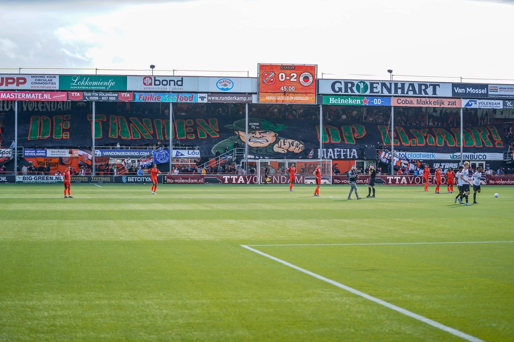 Sem poder usar grama sint&eacute;tica, time holand&ecirc;s erra tamanho de campo novo
